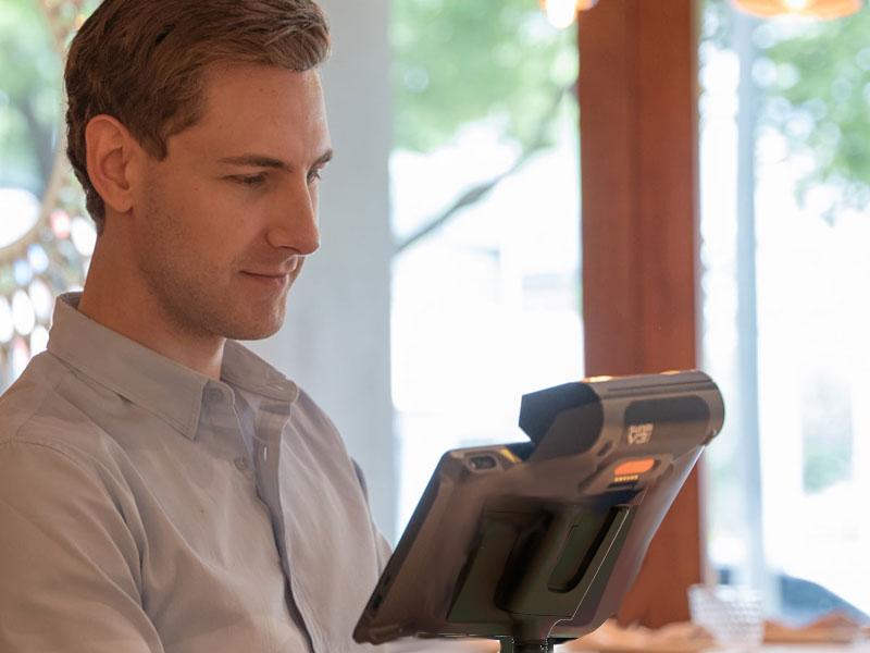 Terminal Sunimi V3 MIX, klient patrzy na urządzenie